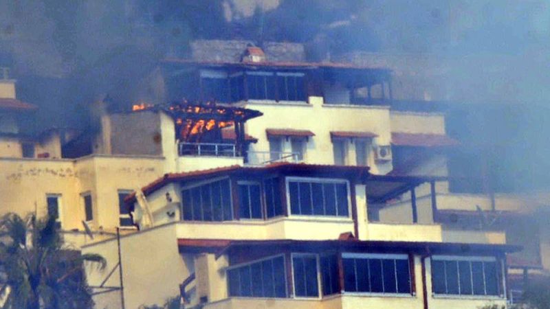 Muğla'da yangın yazlık villalara sıçradı