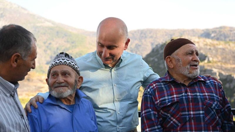 Adil Karaismailoğlu: Yangınla mücadeleye gece gündüz devam ediyoruz