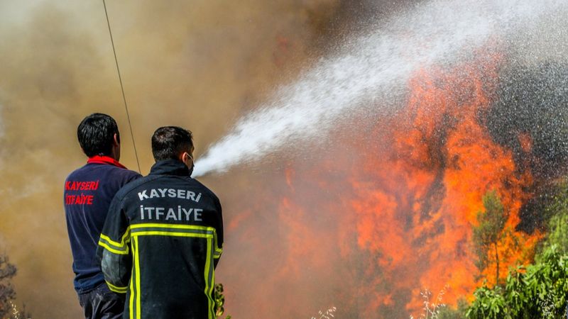 İzmir’de itfaiye eri balayını iptal edip söndürme çalışmalarına katıldı