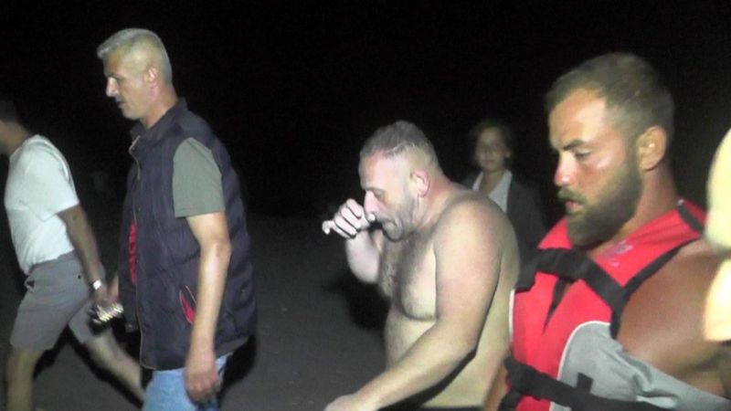 Sakarya'da akıntıya kapılan adam son anda kurtarıldı