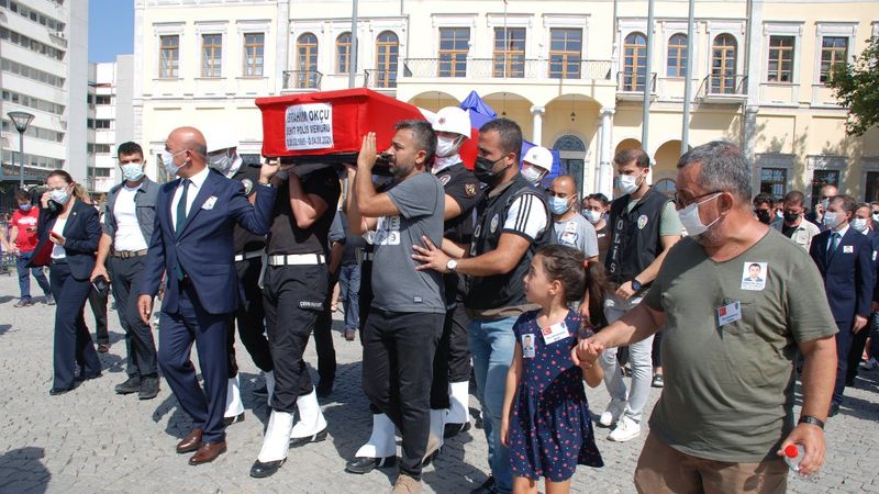 Şehit polis memuru İbrahim Okçu'ya kızlarından son bakış