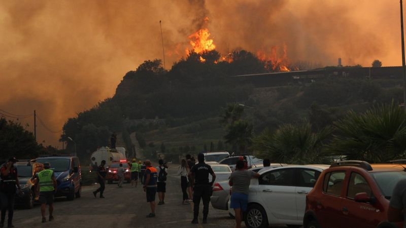 Muğla’da alevlerin termik santrale yaklaşması korkuttu