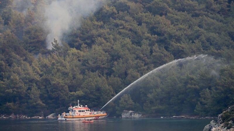 Muğla’daki yangınlara denizden gemilerle müdahale edildi