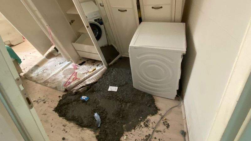 Arnavutköy'de inşaat sırasında yan evin duvarı yıkıldı