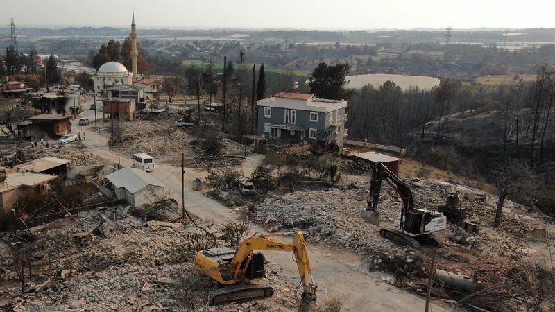Manavgat Kalemler’de yanan evlerin yıkımı başladı