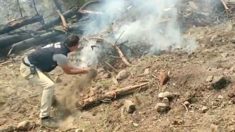 Antalya’da polisler, alevlerin üzerine avuç avuç kum döktü