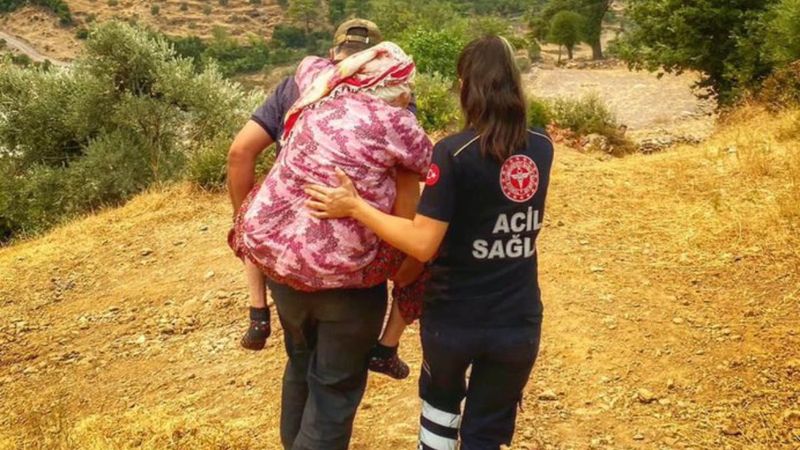 Fahrettin Koca paylaştı: Sağlıkçılar, Ayşe nineyi sırtında taşıdı