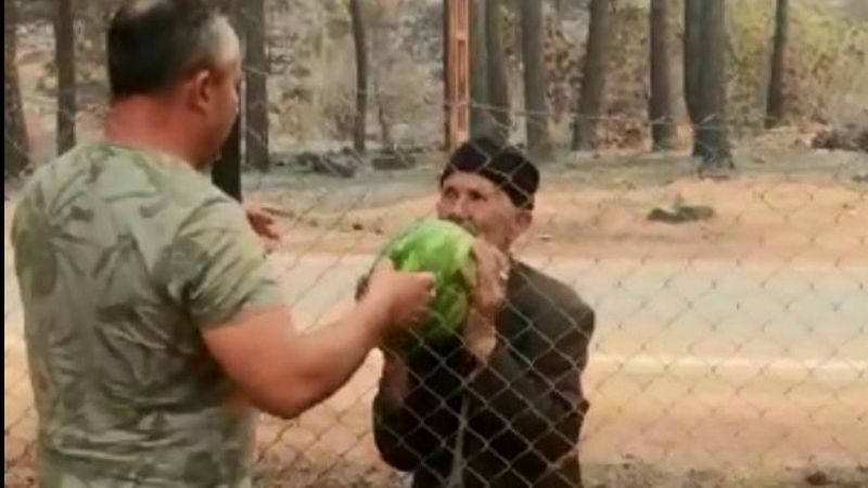 Antalya’da bahçesindeki karpuzları itfaiyeye verdi