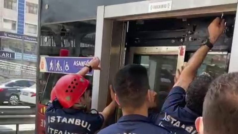 Avcılar’da metrobüs asansöründe mahsur kaldılar