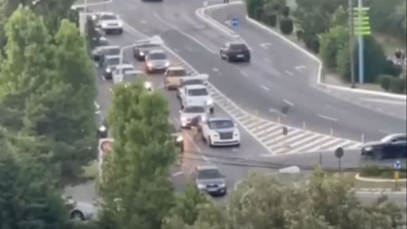 Milyonluk Rolls Royce, benzini bitince yolda kaldı