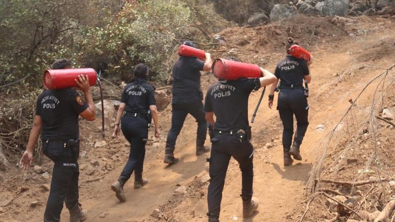 Polislerimizin yangınlarla mücadelesi böyle görüntülendi
