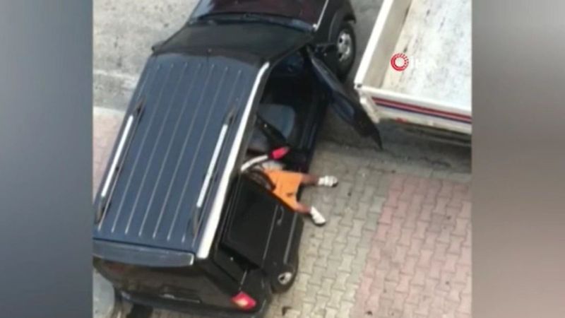 Sultangazi’de çalıntı araçla hırsızlık kamerada