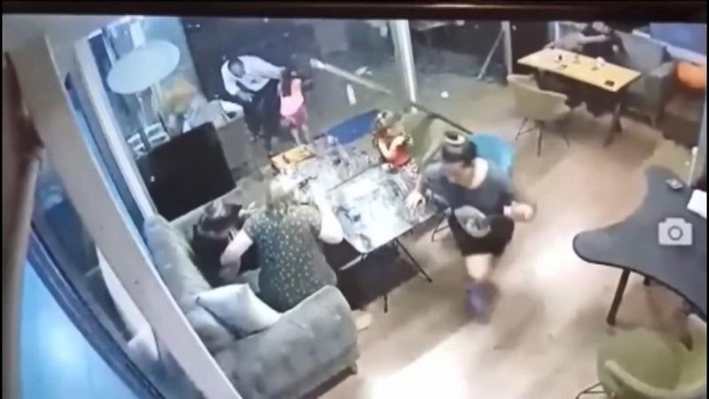 Avcılar'da mermer parçası 15'inci kattan sitenin kafesine düştü