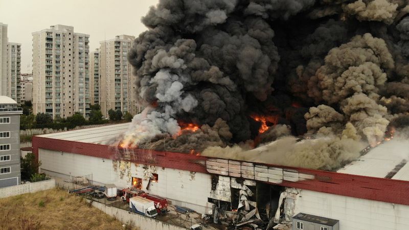 Esenyurt'ta lojistik firmasında yangın