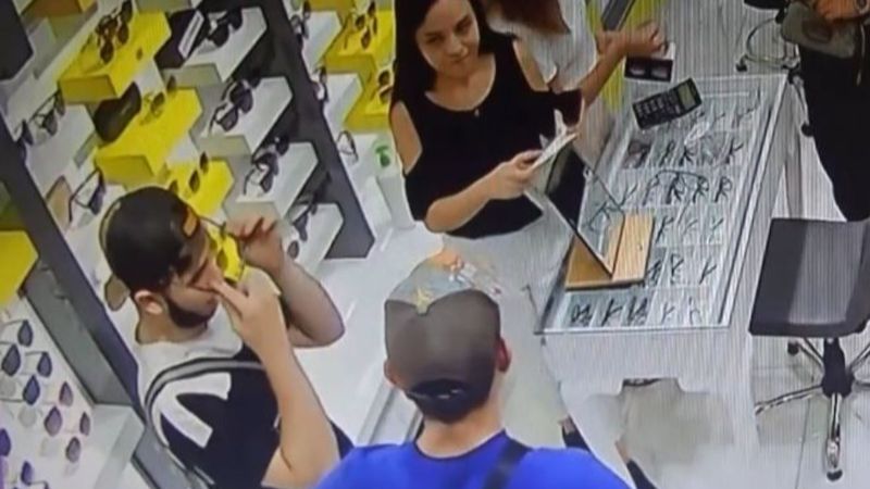 İstanbul'da güneş gözlüğü hırsızlığı kamerada