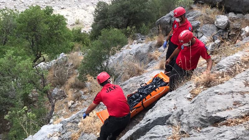 Antalya'da Samet'in cansız bedenini yakınları aldı
