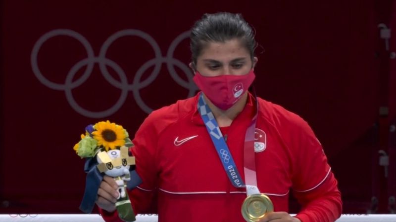 Busenaz Sürmeneli sözünü tuttu