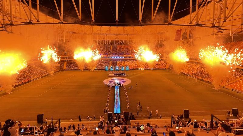 Adana Demirspor şampiyonluk kupasını kaldırdı