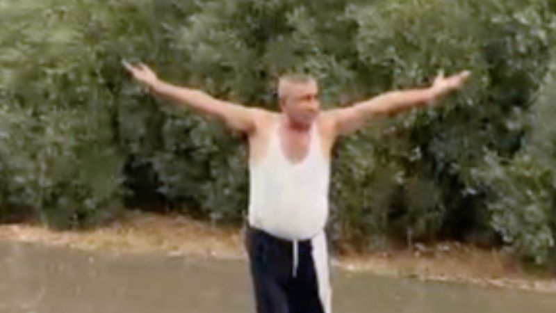 Antalya'da yağmuru gören çiftçi kendini yola attı