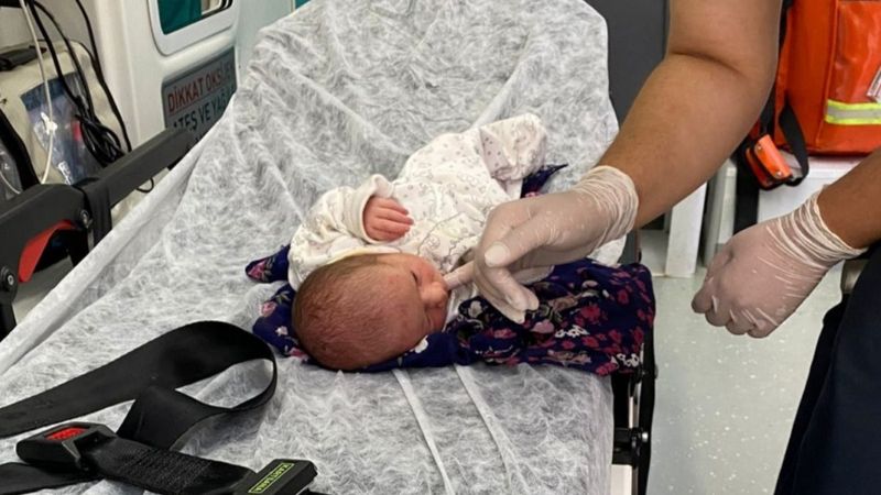 Bursa'da 3 günlük bebeği sokağa attılar