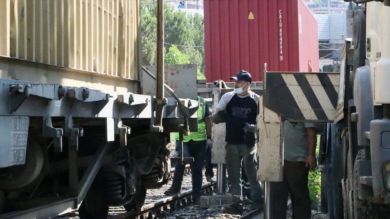 İzmir'de yük treni raydan çıktı