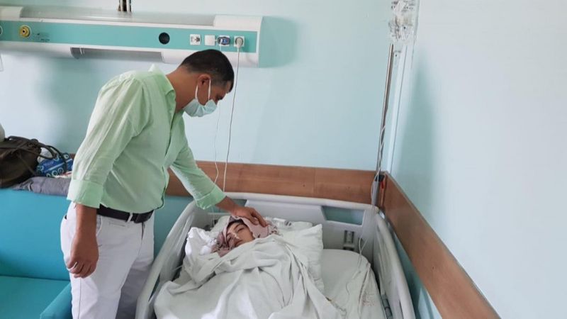 Hatay’da başörtüsünü bağlarken yuttuğu iğne midesini deldi