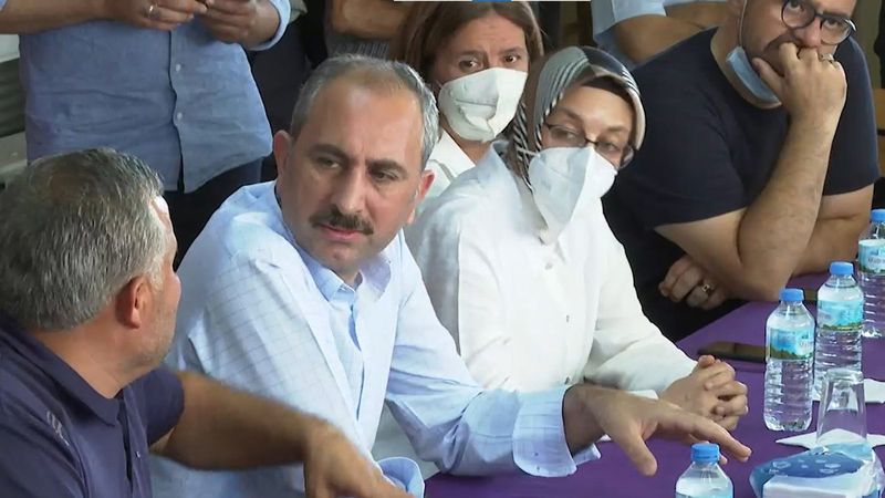 Abdulhamit Gül: Yanan alanlara tek bir çivi çakılmasına izin vermeyeceğiz