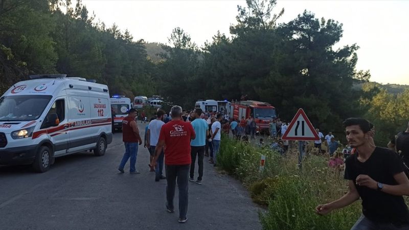 İzmir'de türbe dönüşü kaza meydana geldi