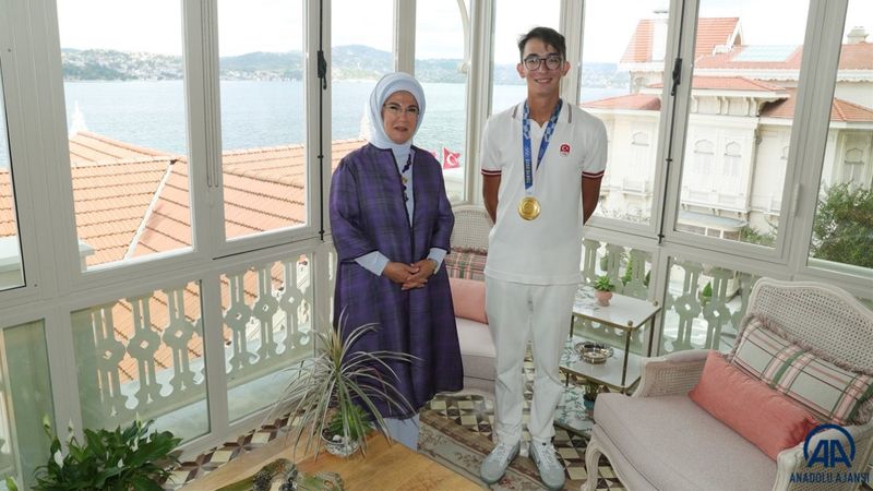 Emine Erdoğan, Mete Gazoz'u kabul etti