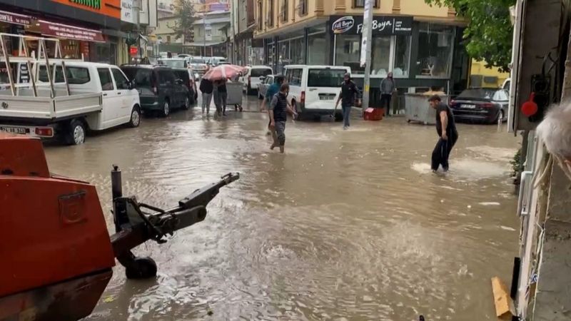 Bayburt'ta sağanak yağış, yolları göle çevirdi
