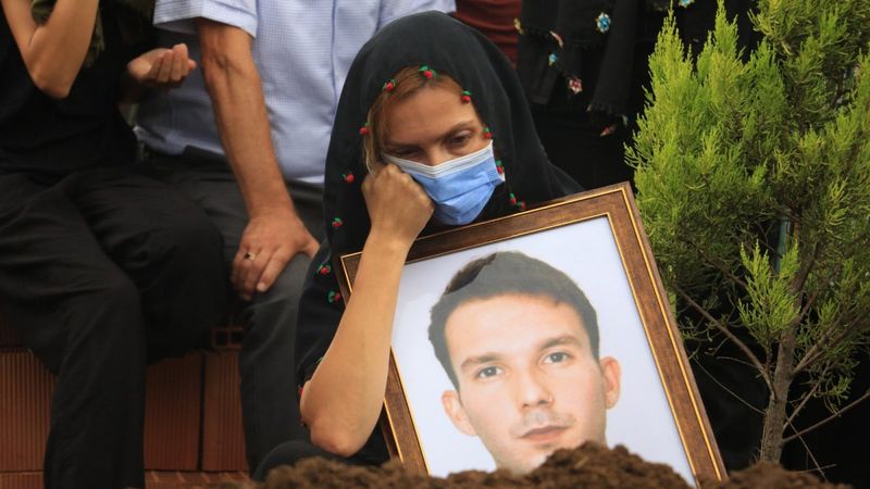 Antalya'daki uçurumda ölü bulunan genç, Samsun'da defnedildi