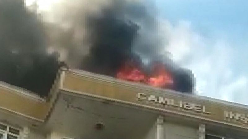 İstanbul'da 5 katlı binanın çatı katında yangın çıktı