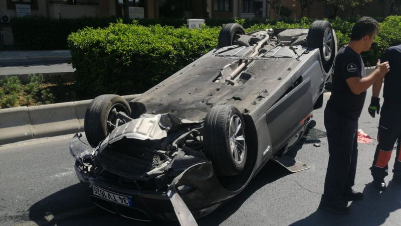 Başakşehir'de sürücü, aracıyla takla attı: 3 yaralı