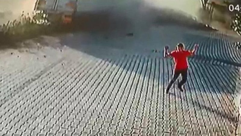 Denizli'de durakta beklerken üstünden tır geçen çocuk kurtuldu