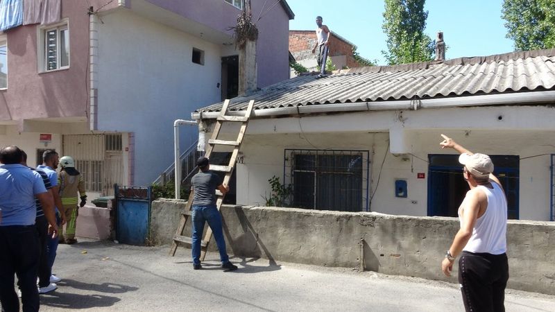 Pendik’te, yangını söndürmek için çatıya tırmandılar