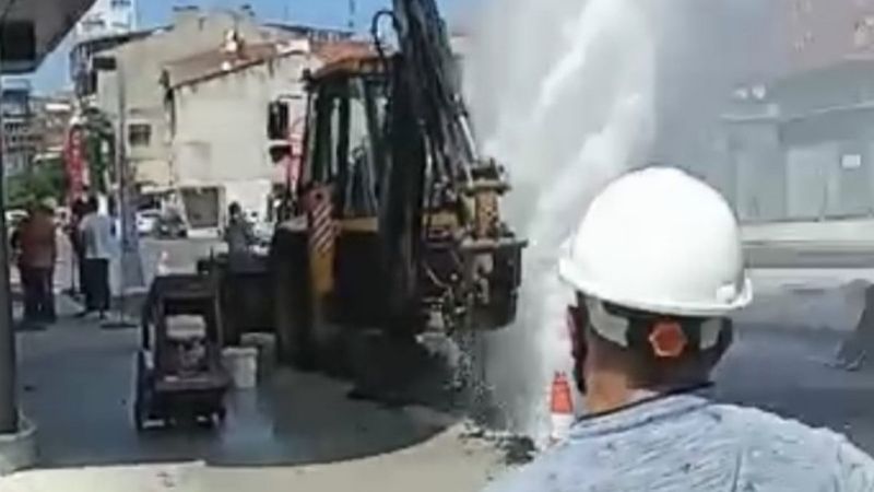 Kadıköy’de su borusu patladı