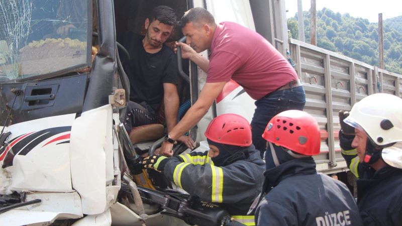 Bolu’da tıra çarpan kamyon sürücüsü 1 saatte kurtarıldı