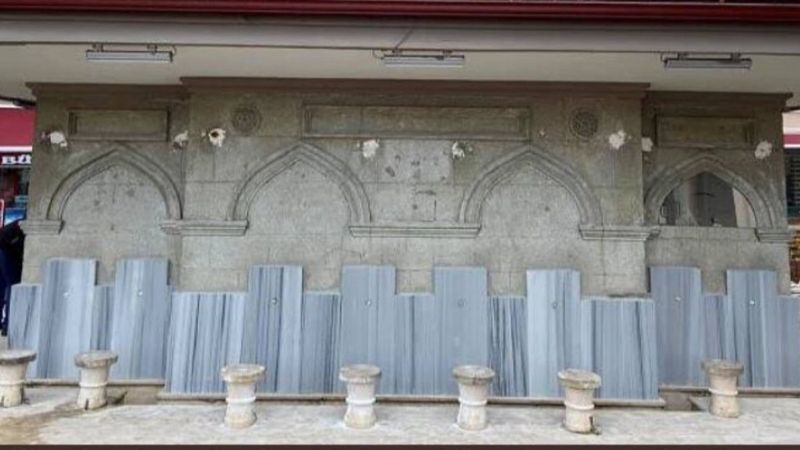 Sakarya’da tarihi şadırvana takılan mermerler söküldü