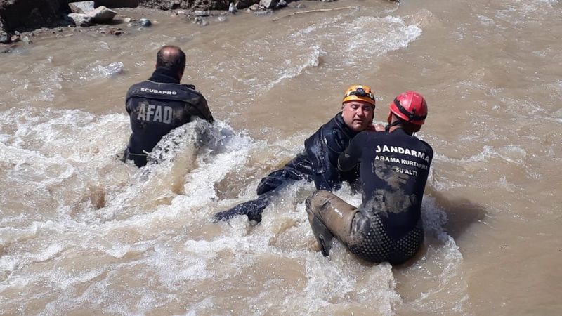 Erzurum’da selde kaybolan işçi, çamura girerek aranıyor