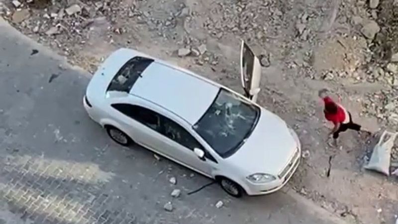 Esenyurt'ta otomobili taşlayan kadın