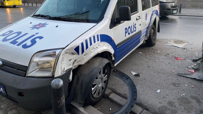 Ümraniye'de minibüs, 3 polis aracına çarparak durabildi