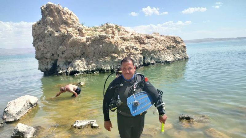 Van Gölü’nde, odaları ve penceresi olan su altı mağarası keşfedildi