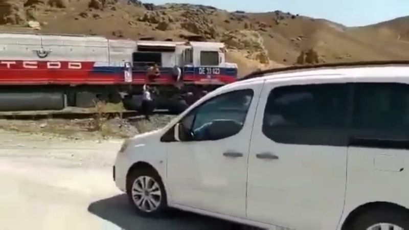 Van’da makinistler, trenle düğün konvoyunun önünü kesti