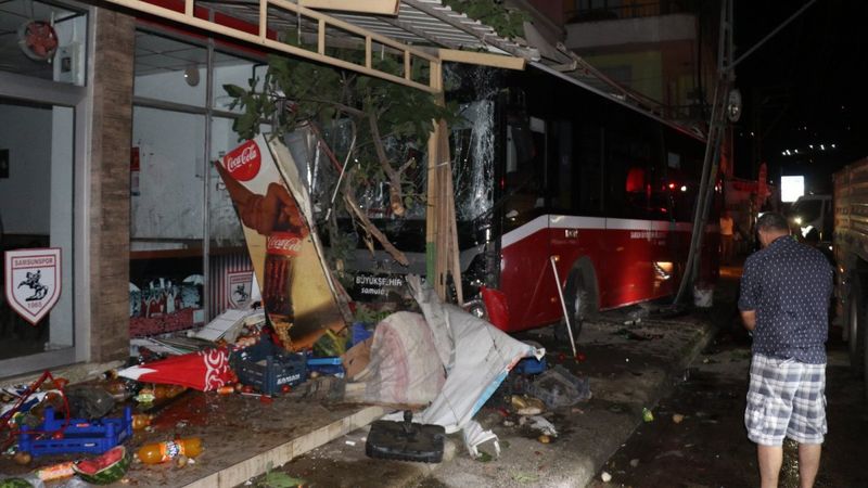 Samsun’da halk otobüsü markete girdi: 8 yaralı