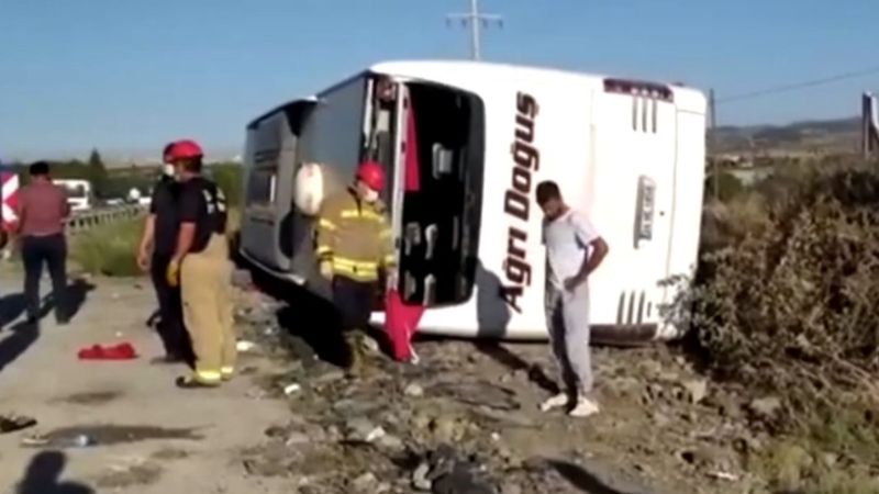 Uşak'ta otobüs şarampole yuvarlandı: 33 yaralı