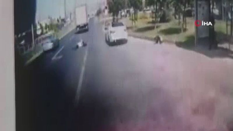 Büyükçekmece’de otobüs durağa tam yanaşmadı, 2 kişiye otomobil çarptı