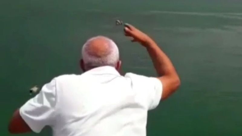 Elazığ’da köpeği kurtarmak için girdiği gölde mahsur kaldı