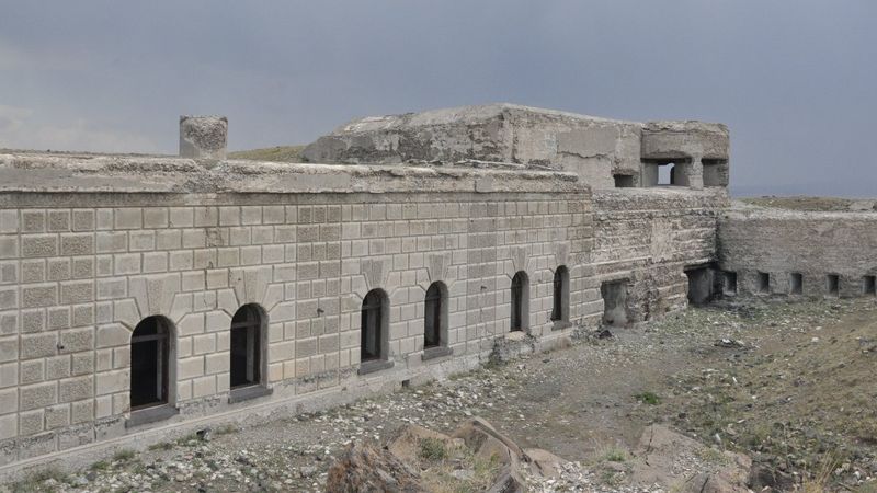 Kars’ta, 271 yıllık Karadağ Tabya’nın betonları kesildi