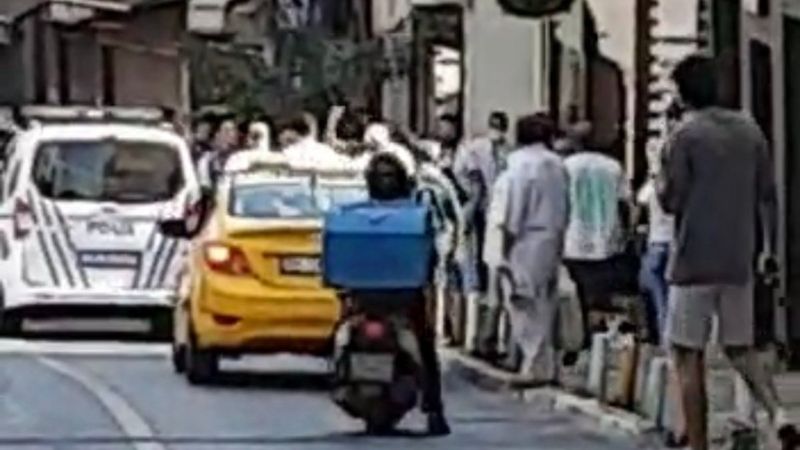 Beyoğlu’nda iki aile arasındaki tekmeli yumruklu kavga kamerada