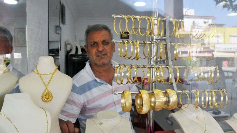 Antalya'daki kuyumcuyu soyan hırsızlar, imitasyon ürünleri çaldı